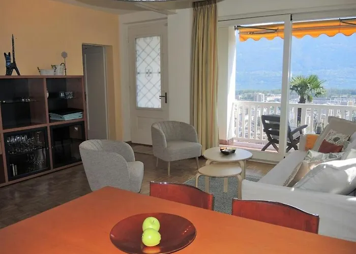 Dora Below 로카르노