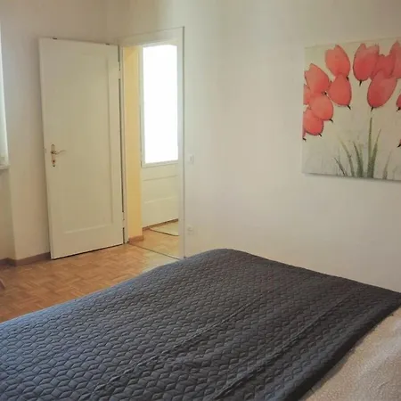 Dora Below 洛迦诺