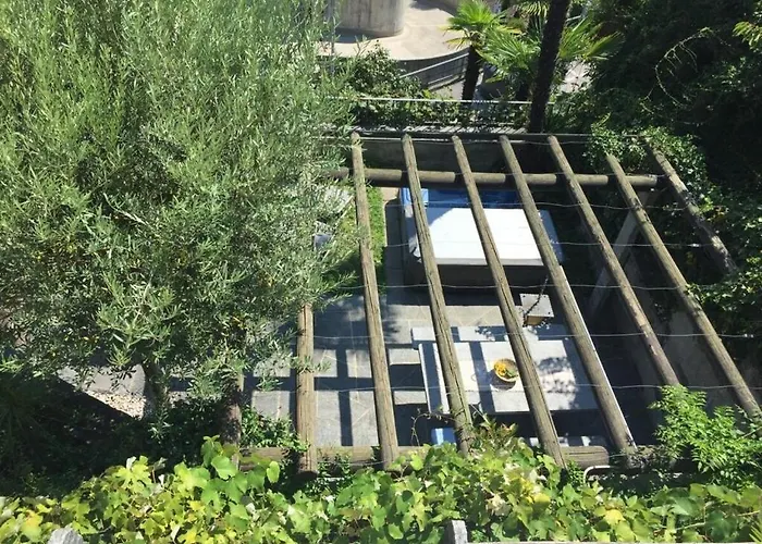 Dora Below 度假居 *